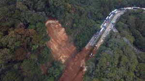 Deslizamiento de tierra en el km 24 de la ruta Interamericana