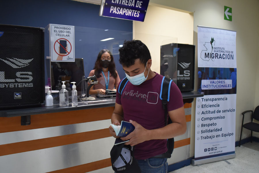 Persona tramita su pasaporte guatemalteco en Migración