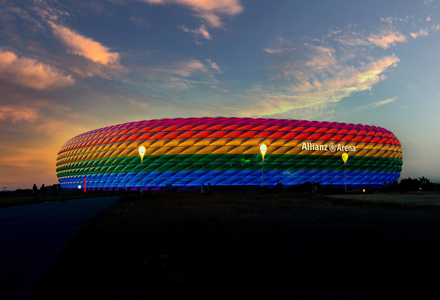 Estadio Allianz Arena con colores LGBTQ