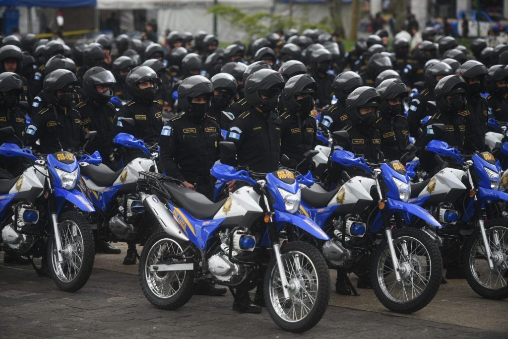 presidente Alejandro Giammattei entrega motocicletas a la PNC