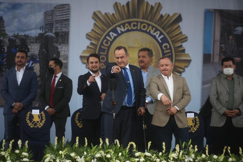 presidente Alejandro Giammattei entrega motocicletas a la PNC
