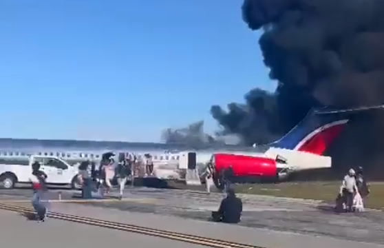 Avión de pasajeros se incendia al aterrizar en aeropuerto de Miami