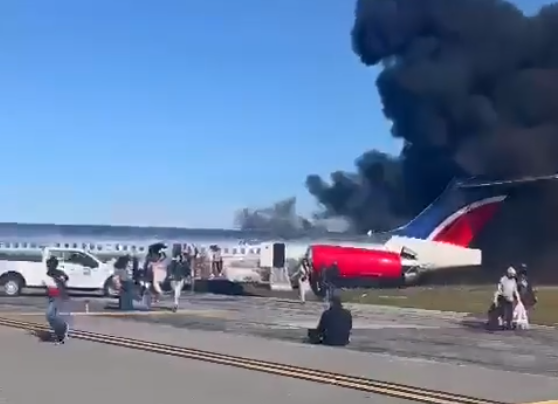Avión de pasajeros se incendia al aterrizar en aeropuerto de Miami