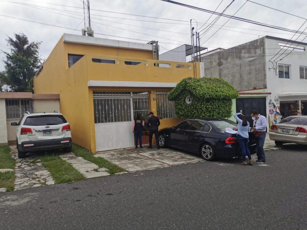 MP realiza allanamiento por caso de agresión contra mujer en Mixco