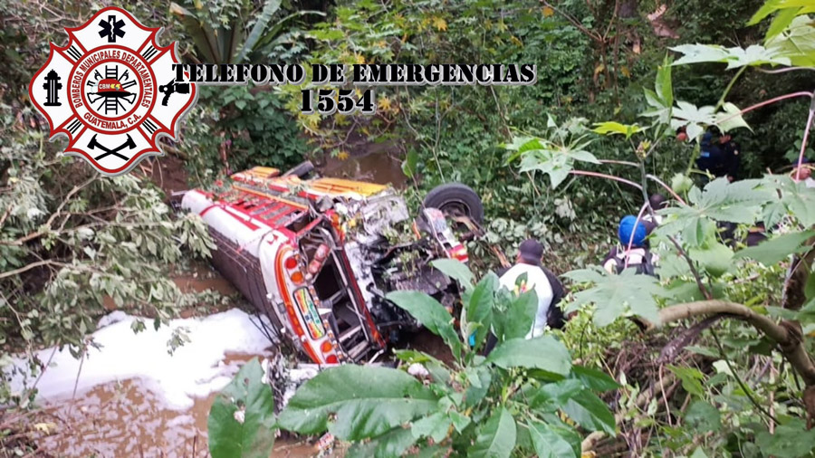Bus extraurbano cae en barranco en Santo Domingo Xenacoj
