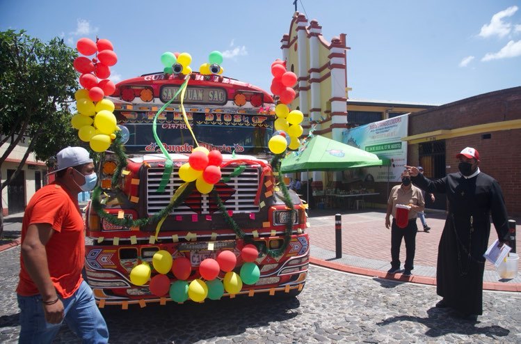 pilotos adornan buses en el Día de San Cristóbal