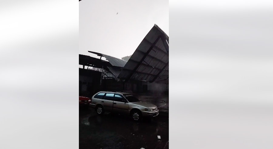 Colapsa techo de polideportivo en Retalhuleu