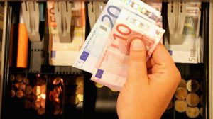 Cotización del euro cayó este miércoles por debajo de la del dólar