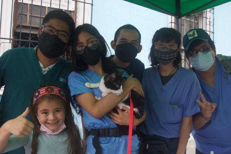 Estudiantes realizan jornada de vacunación para perros y gatos como forma de protesta