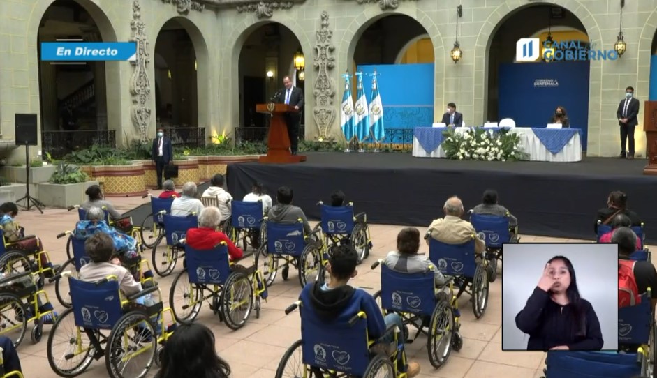 presidente entrega sillas de ruedas