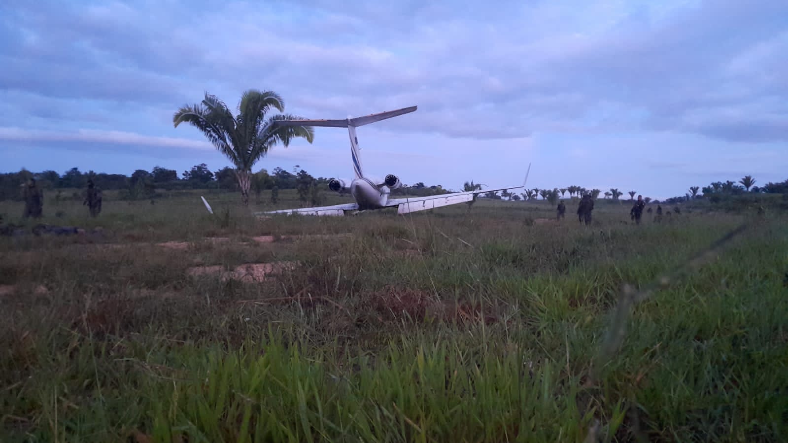 Soldados llegaron esta madrugada a la aldea El Zompopero, en San Luis, donde ubicaron la aeronave.