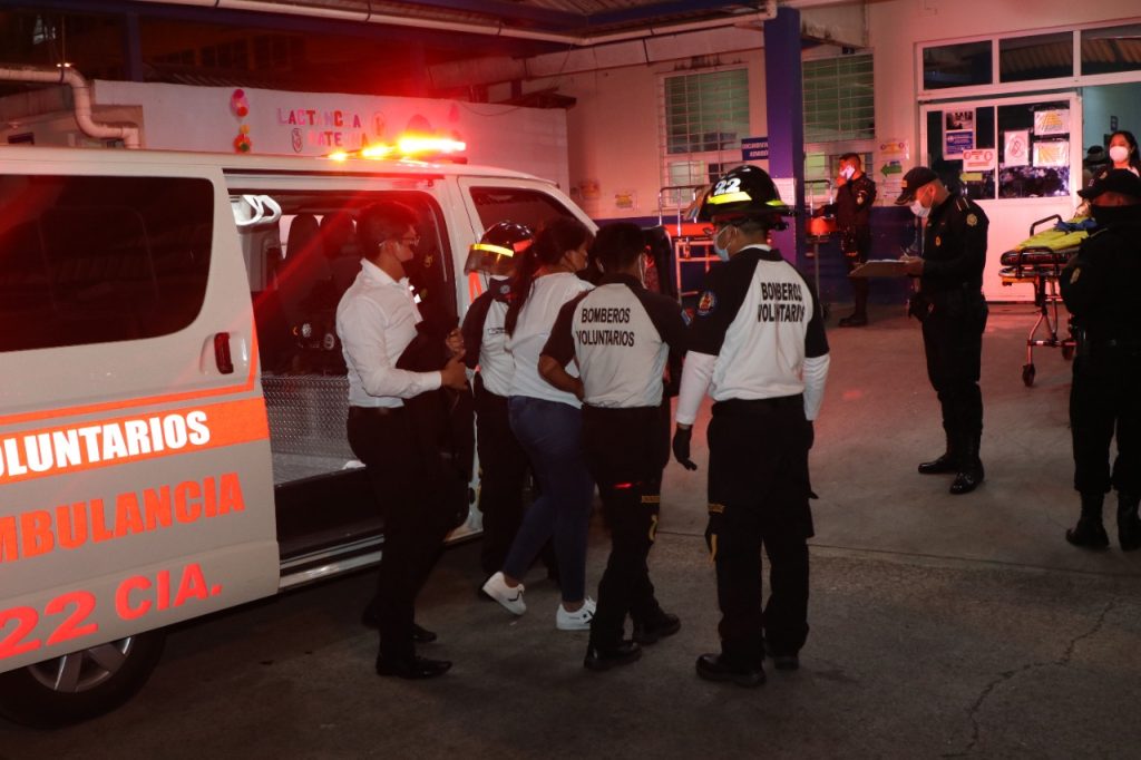 Dos personas heridas tras caída de bomba pirotécnica en Mixco