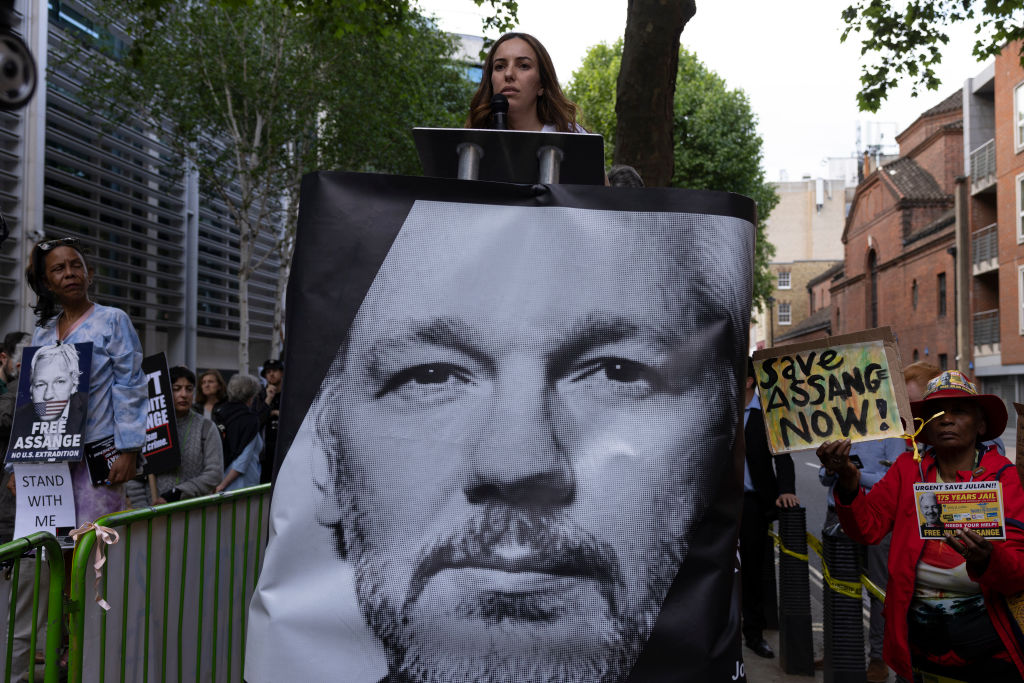 Pancarta con el rostro de Julian Assange