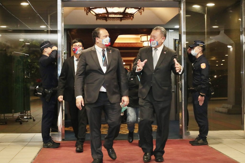 Mario Búcaro, ministro de Relaciones Exteriores, arribó este día a Taipéi.