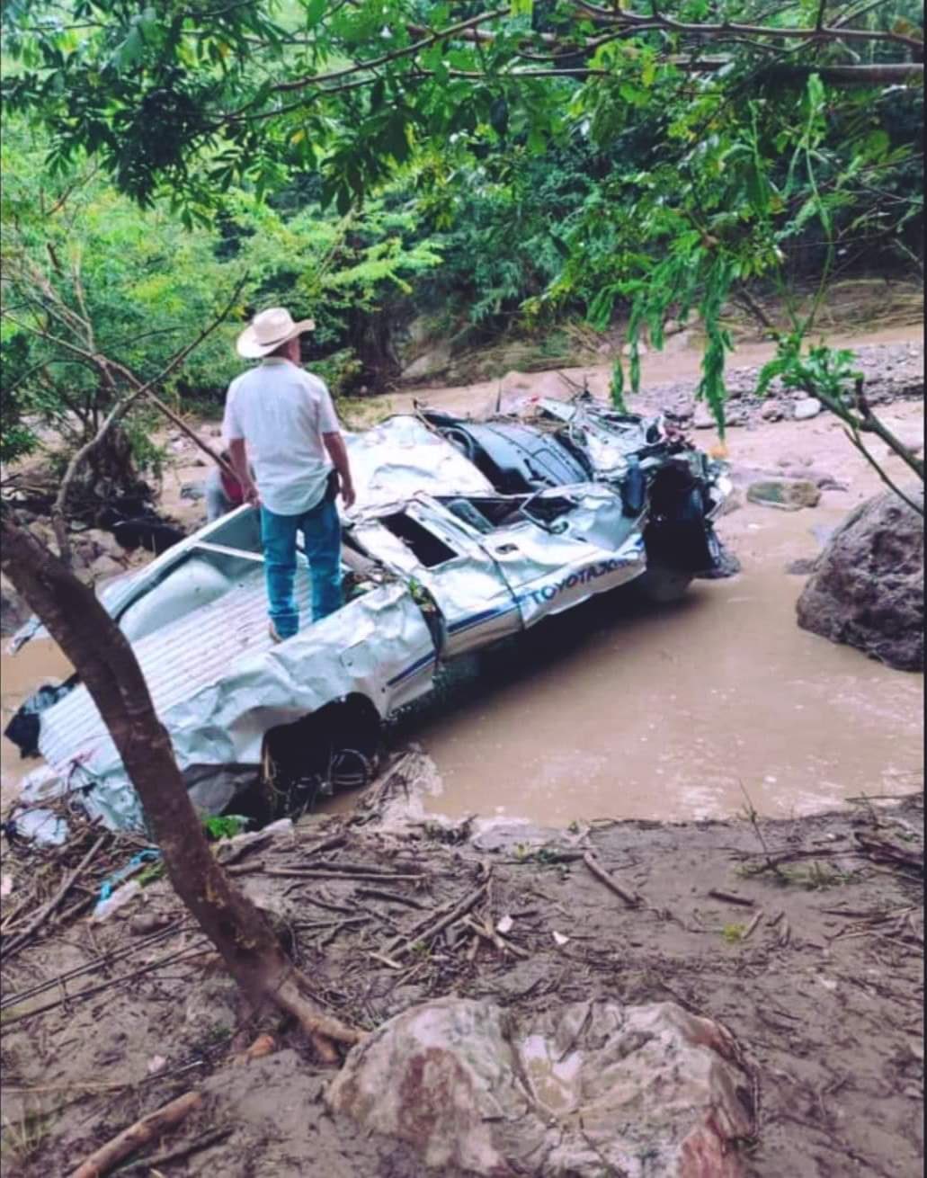 Búsqueda de cuatro personas arrastradas por un río en San Raymundo.