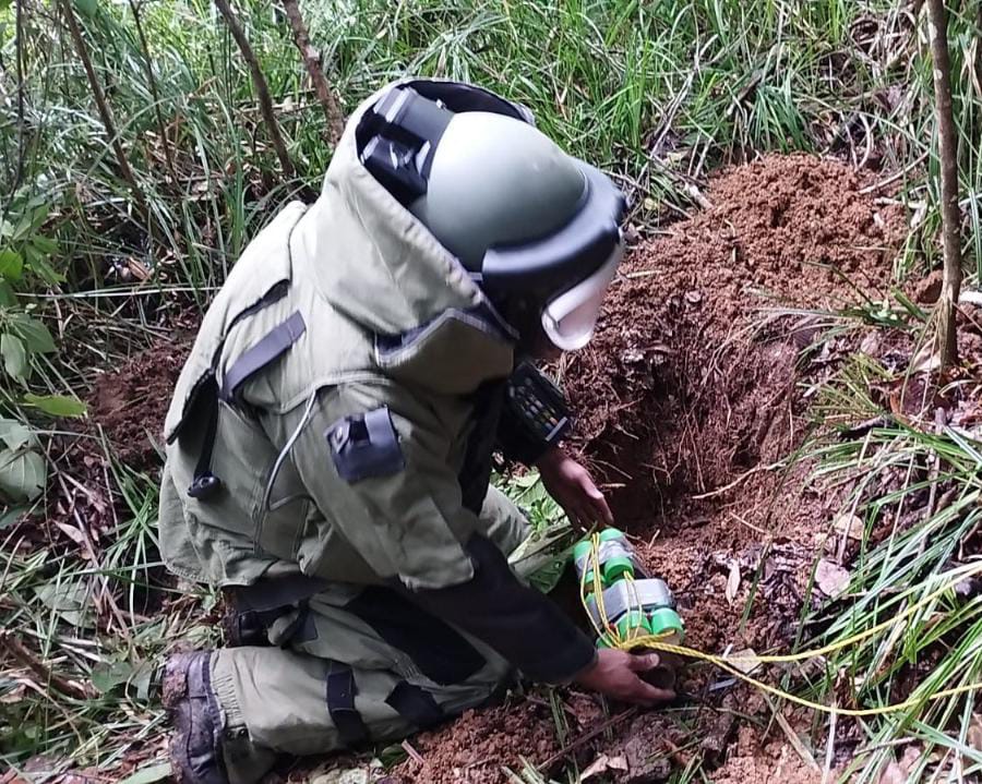 Un agente antiexplosivos de la Policía busca artefactos explosivos en Ixcán, Quiché. / Foto: PNC