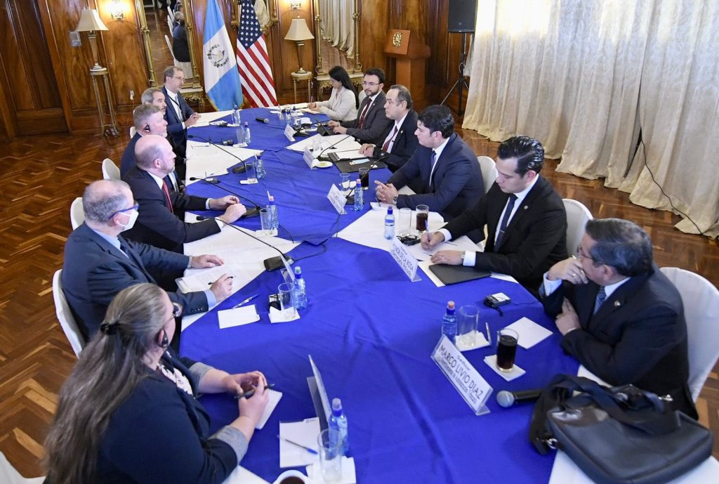 Reunión del presidente Alejandro Giammattei y su esquipo con el congresista republicano Rick Crawford. / Foto: Gobierno
