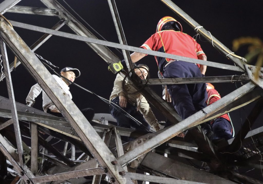 Rescate inusual de los Bomberos Municipales en la Torre del Reformador. / Foto: CBM