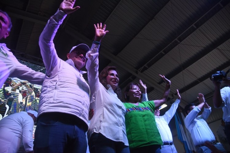 Sandra Torres, dos veces candidata presidencial, fue el centro de la actividad de la UNE. / Foto: Omar Solís