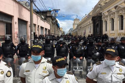 agentes de PNC en el Congreso por manifestación de Codeca, septiembre 2022