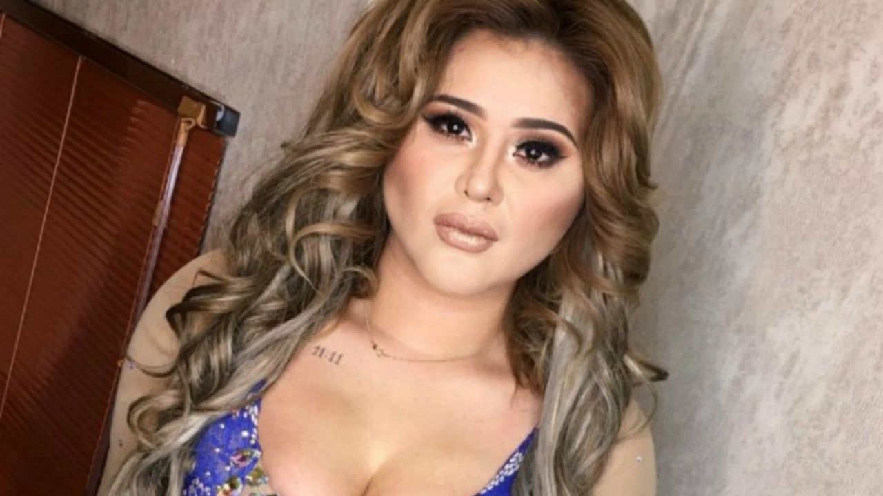 VIDEO. Gomita derrite a sus fans en arriesgado vestido de aberturas