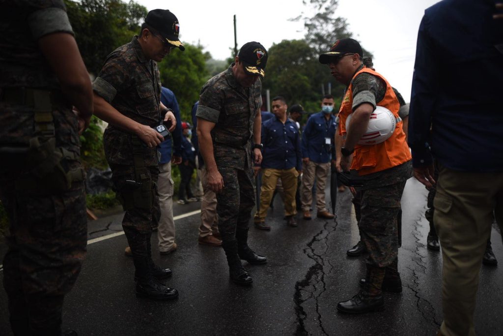 Supervisan grietas en km 11.5 de carretera a El Salvador