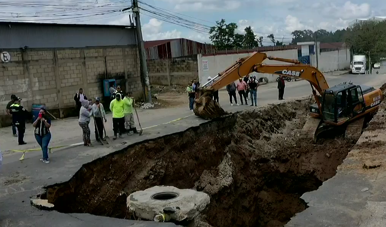 trabajos de reparación por hundimiento en Mixco