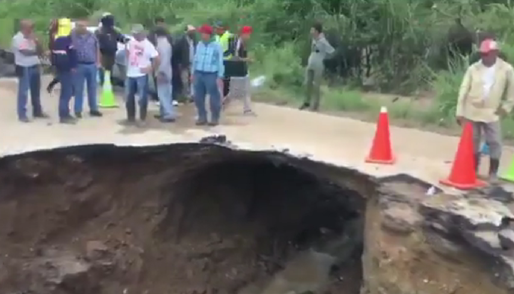 hundimiento en la ruta a San Pedro Ayampuc