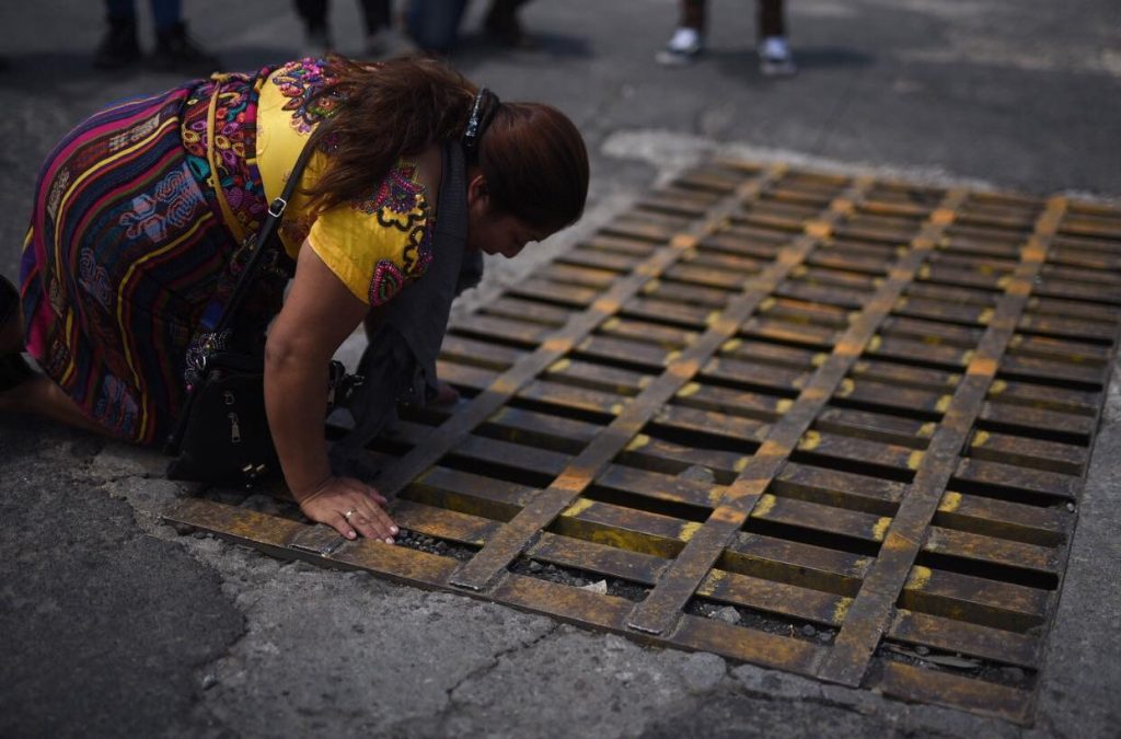 Gritos desesperados de una mujer en busca de dos desaparecidas en los hundimientos de Villa Nueva. / Foto: Edwin Bercián