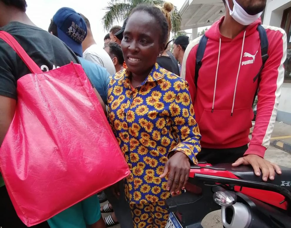 Ciudadana de Angola con heridas en los pies debido a que estaba descalza en Chiquimula.