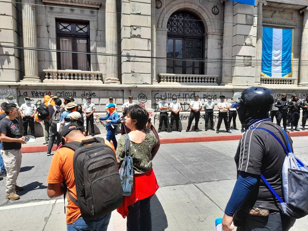 Los estudiantes de la Universidad Rafael Landívar se sumaron a la protesta. / Foto: @landivarianos