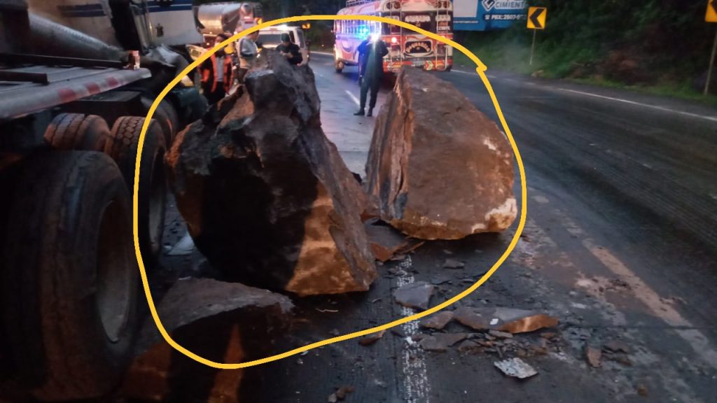roca cae sobre vehículo en ruta Interamericana