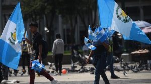 Vendedores ambulantes de banderas de Guatemala