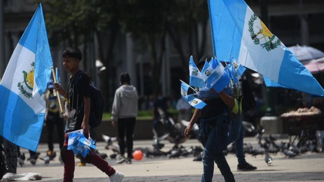 Vendedores ambulantes de banderas de Guatemala