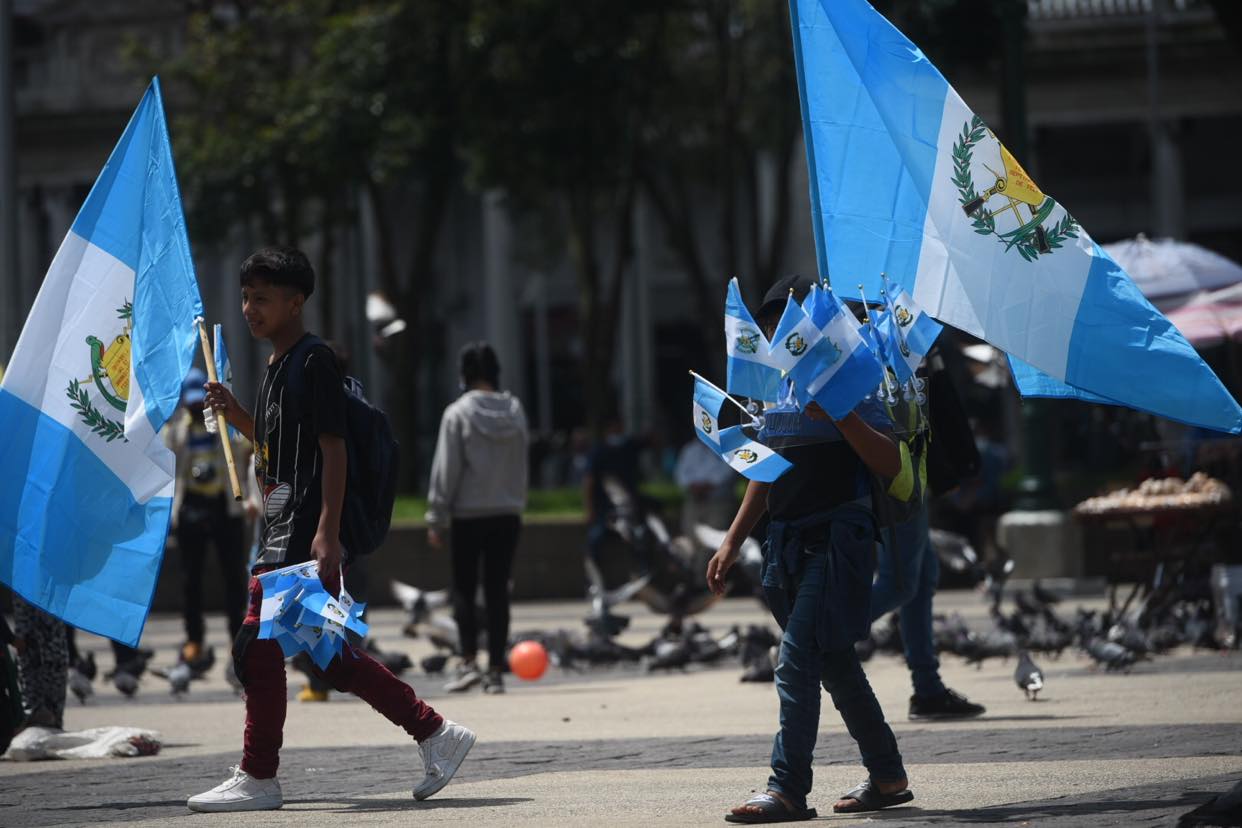 Vendedores ambulantes de banderas de Guatemala