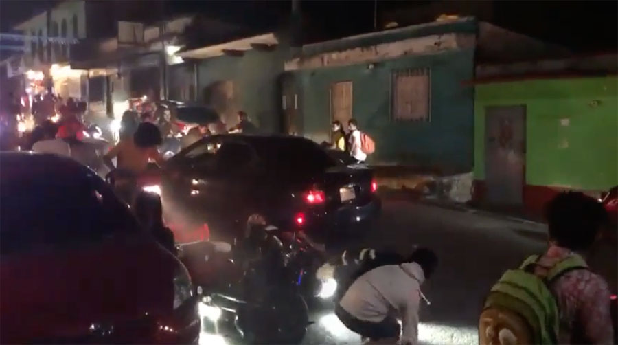 Carro arrolla a un grupo de motociclistas en Escuintla
