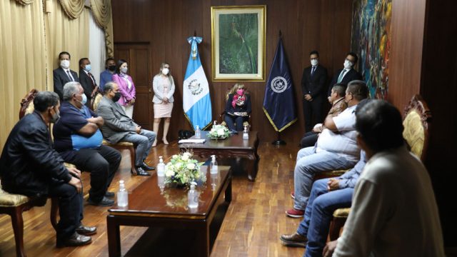 Dina Ochoa se reúne con líderes de veteranos militares