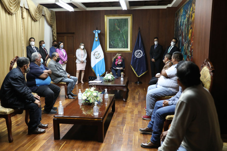 Dina Ochoa se reúne con líderes de veteranos militares