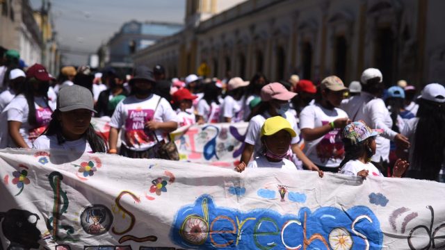 marchan para denunciar retroceso en aplicación de derechos de las niñas en Guatemala