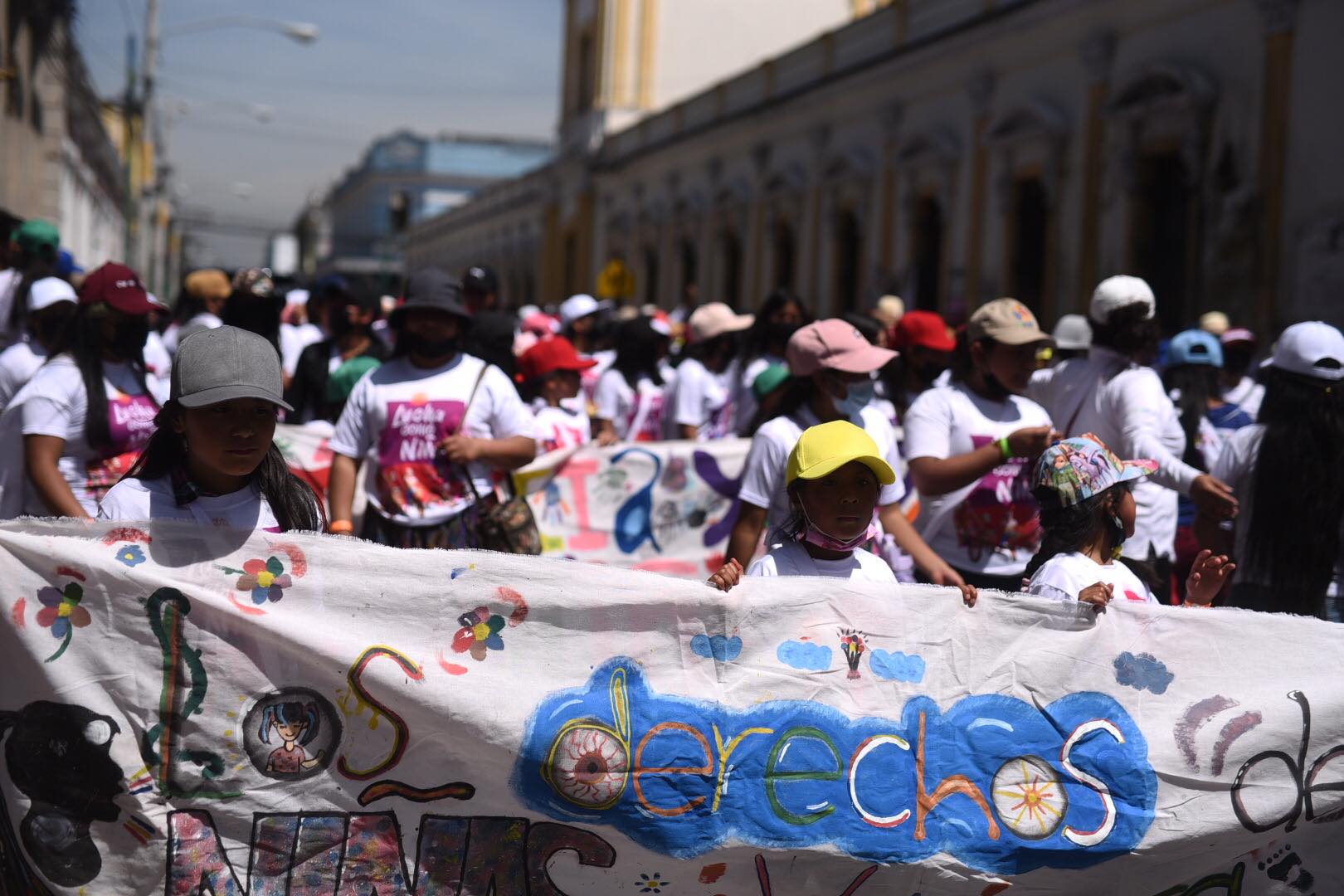 marchan para denunciar retroceso en aplicación de derechos de las niñas en Guatemala