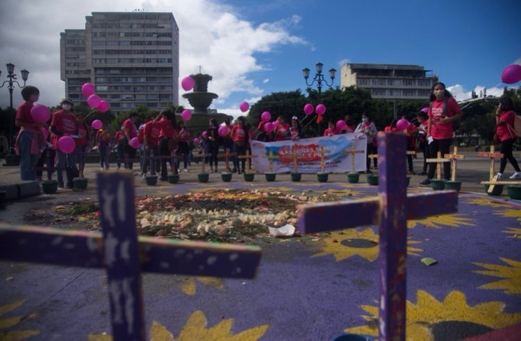 Marchan en la capital para conmemorar el Día de la Niña