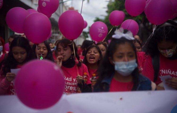 Marchan en la capital para conmemorar el Día de la Niña
