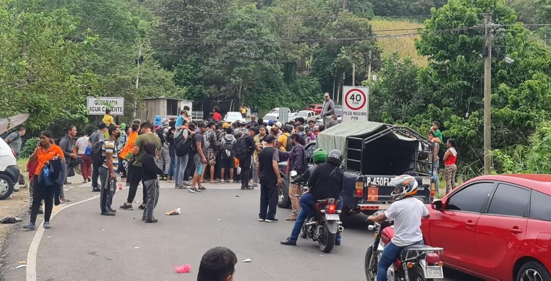 caravana de migrantes intenta ingresar por la frontera de Agua Caliente