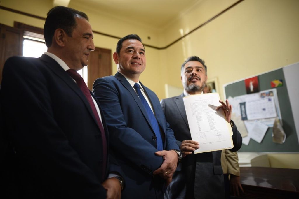 Jimmy Morales recibe acta que avala vigencia del partido FCN-Nación