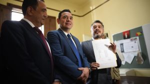 Jimmy Morales recibe acta que avala vigencia del partido FCN-Nación