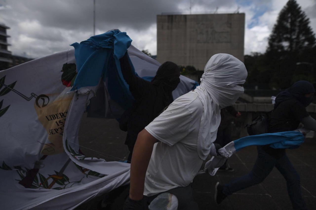 Arrancan la bandera en la Municipalidad de Guatemala. / Foto: Edwin Bercián