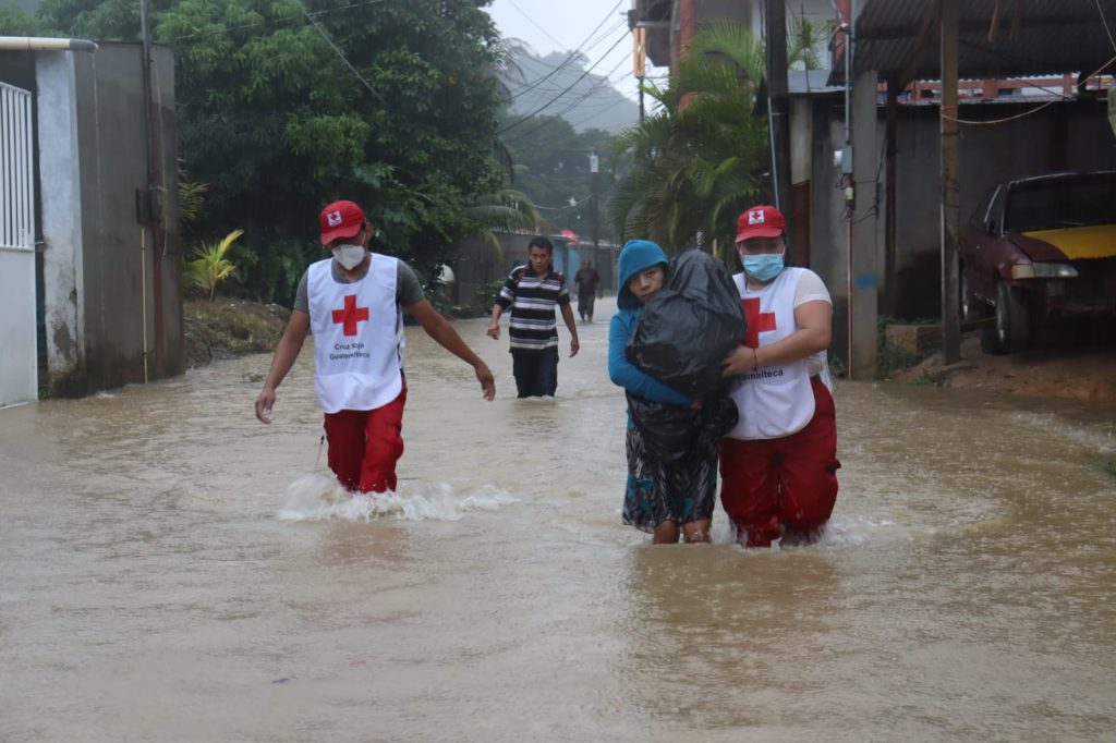 Evacuación en Izabal por inundaciones debido a la tormenta Julia. / Foto: Cruz Roja Guatemalteca
