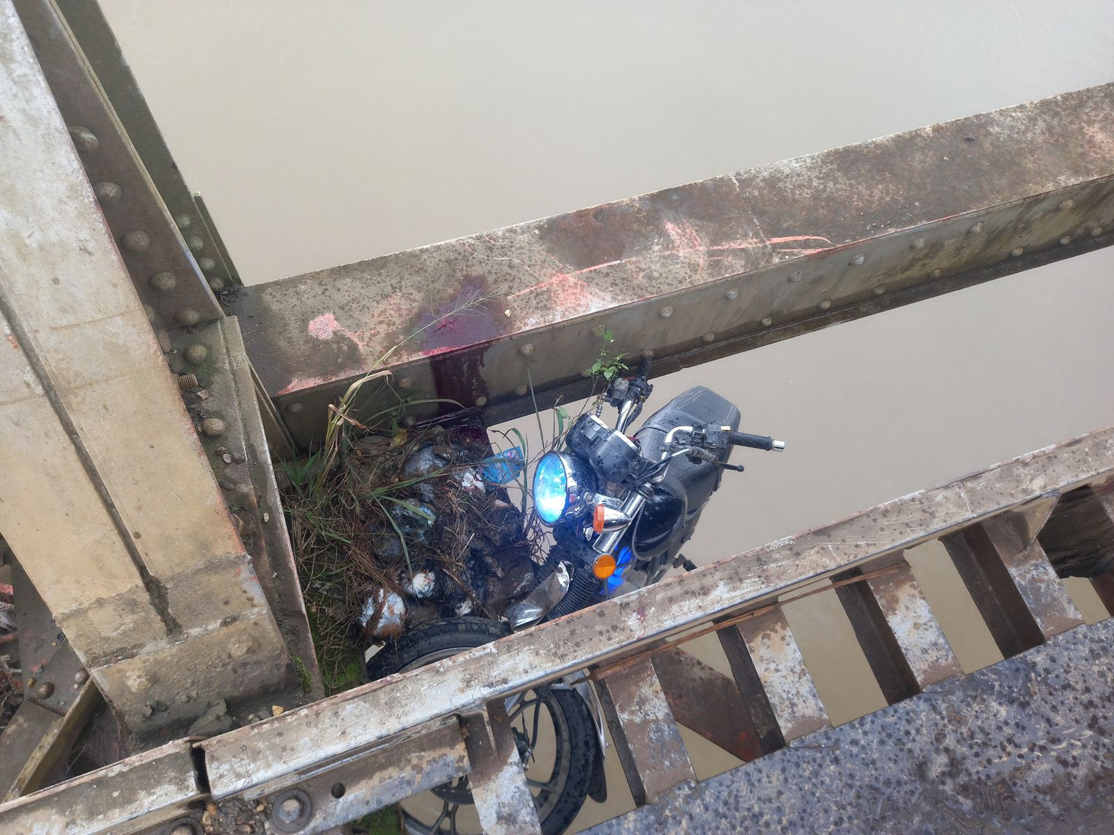 Motocicleta a punto de caer al río Motagua con tres tripulantes. / Foto: Cruz Roja Guatemalteca