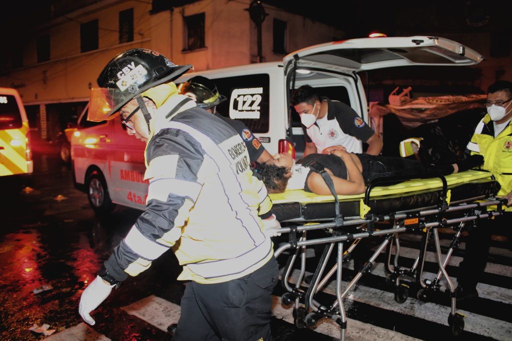 Bomberos Voluntarios ayudaron a las heridas. / Foto: CVB