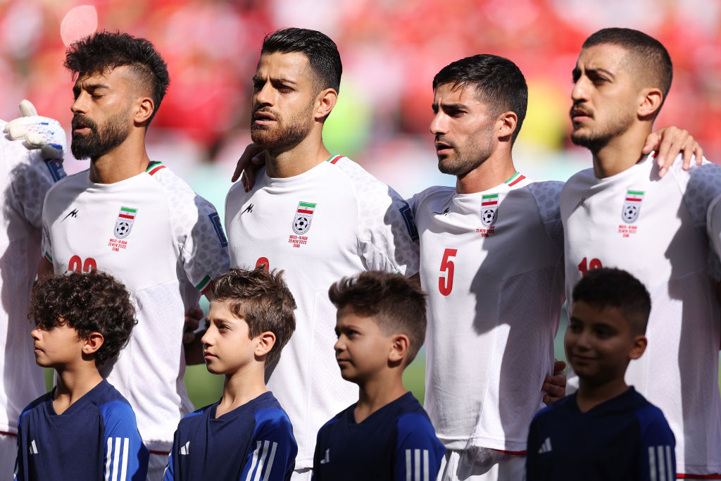 Jugadores de Irán cantan su himno nacional en el partido contra Gales